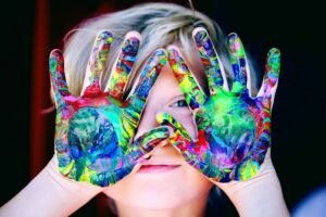 enfant main peinture