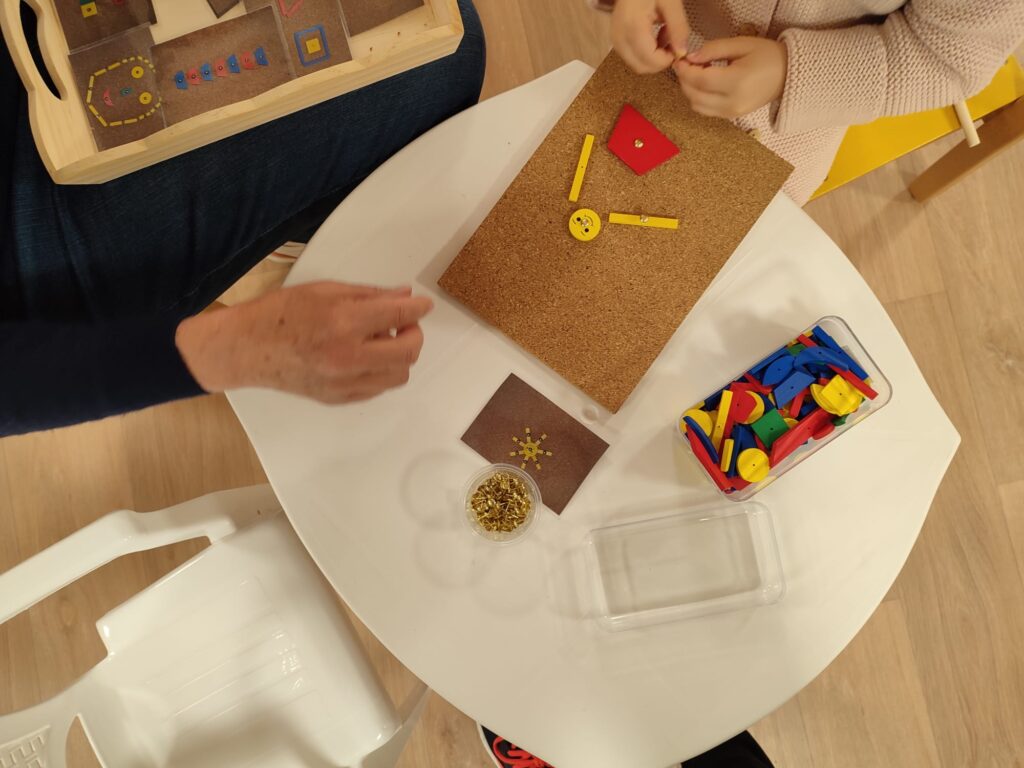 motricité fine avec l'exercice clou marteaux