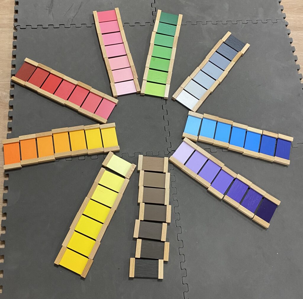tablettes de couleur Montessori classées