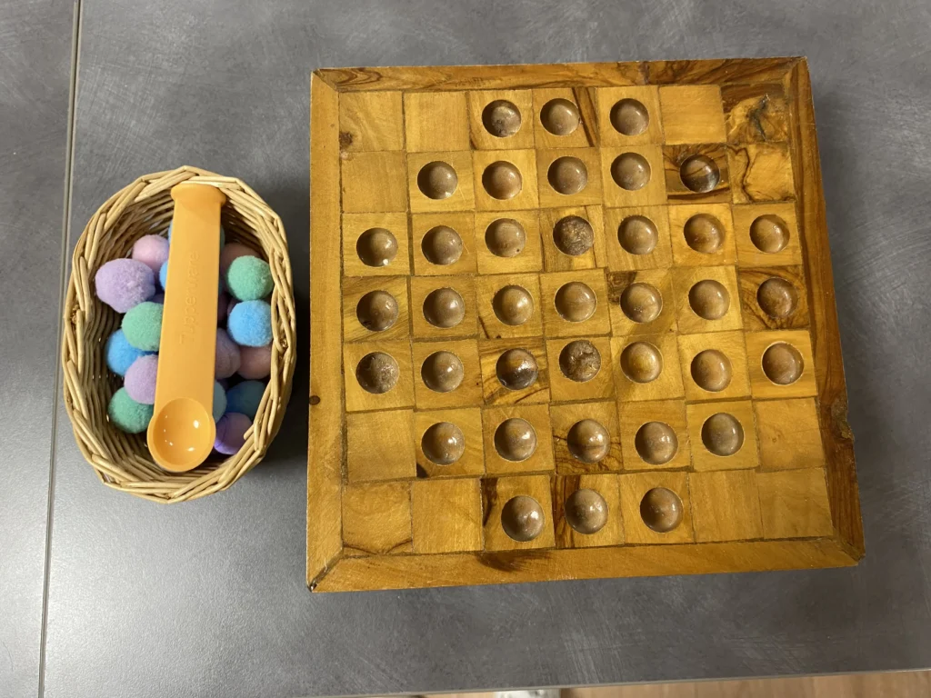 activité de traversement et ordonné avec plateau et ponpons