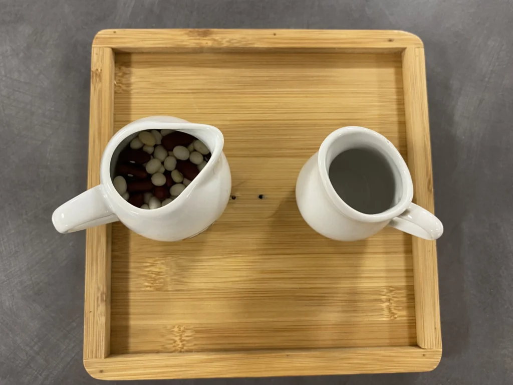 activité de traversement avec des haricots