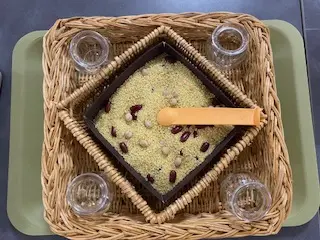 activité de transvasement et trie avec semoule, lentille et haricot