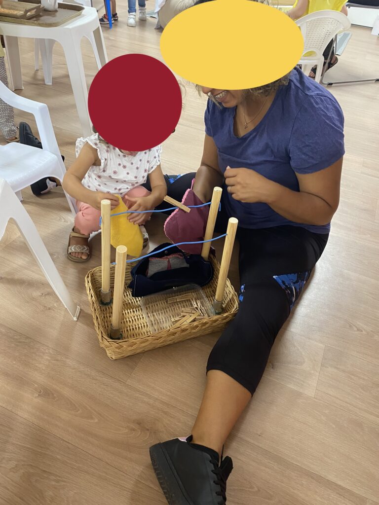 activités avec pinces à linge d'une maman avec sont enfant