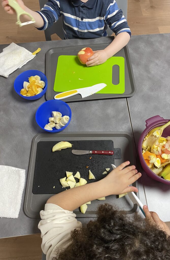enfant qui découpe une pomme l'or de l'activité vie pratique