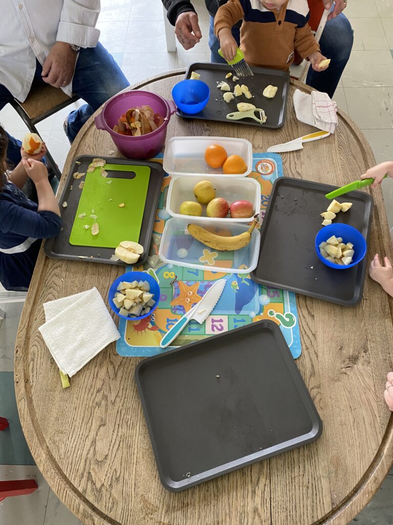 multi enfants qui découpe divers aliment lors de l'activité vie pratique