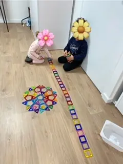 enfants qui joue avec des formes aimanté