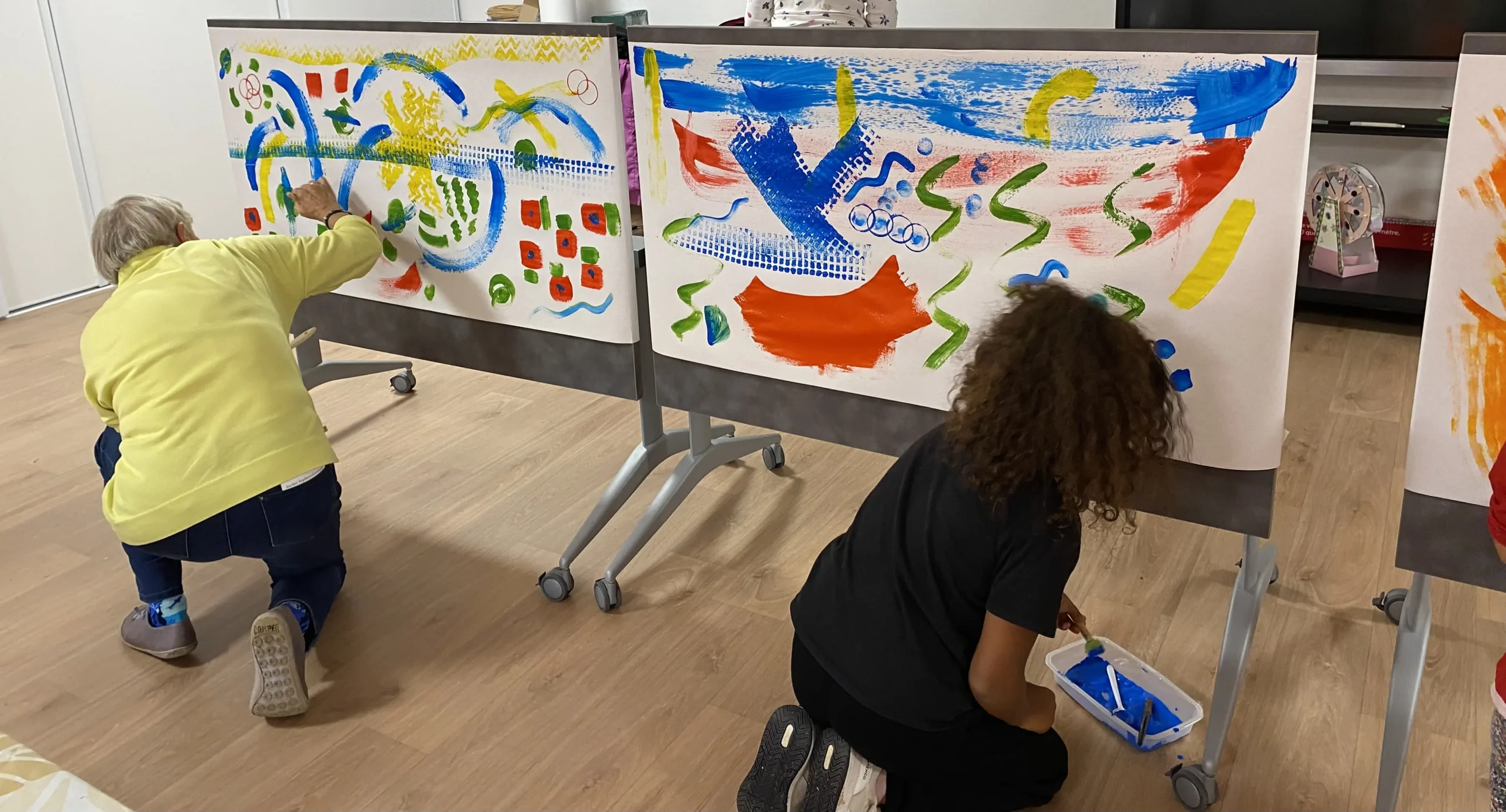 enfants et adultes qui peint