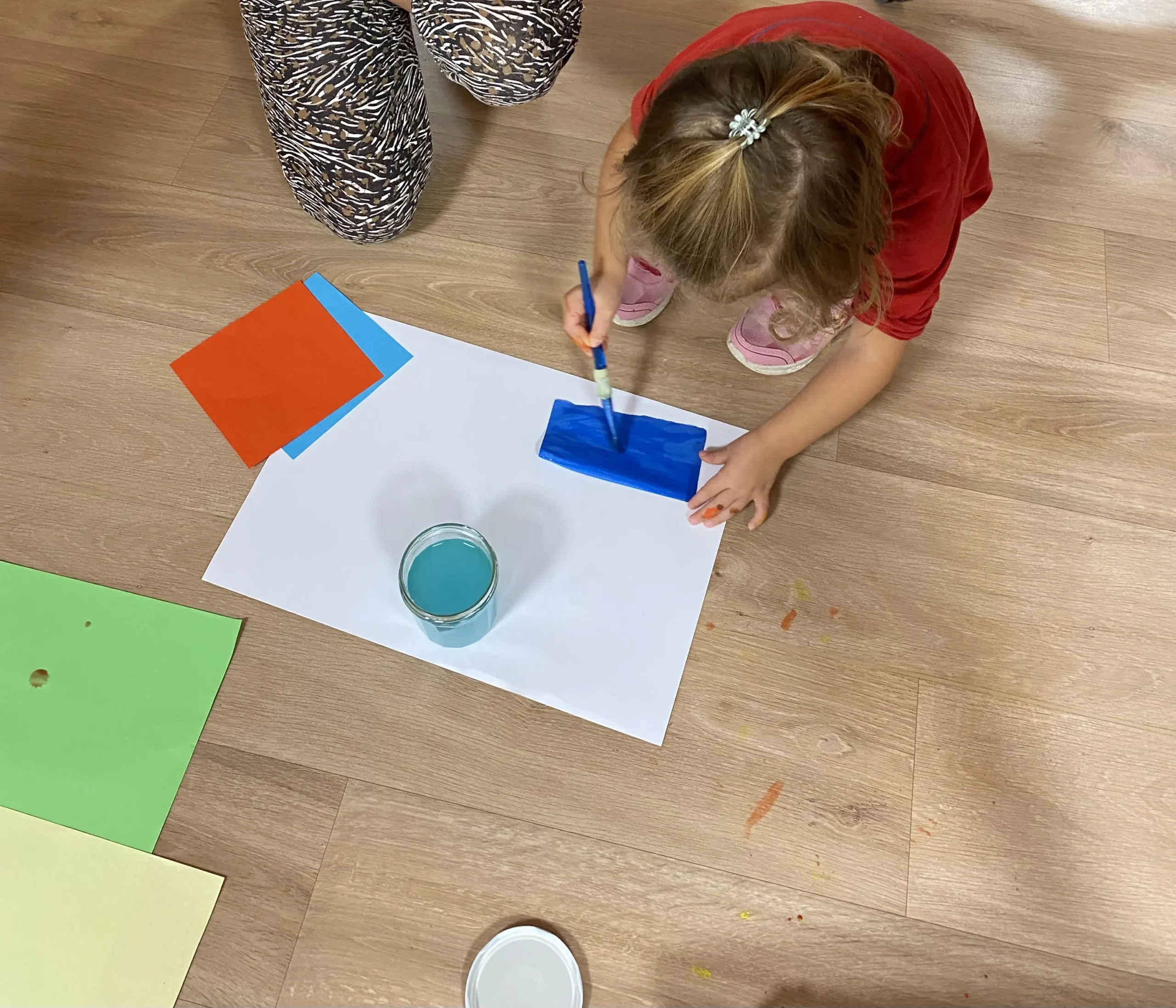 enfant qui fait de la peinture bleu