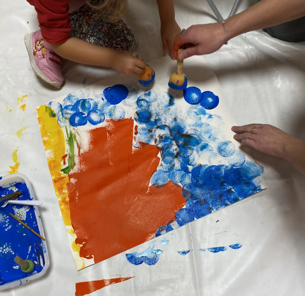 enfants qui fait de la peinture