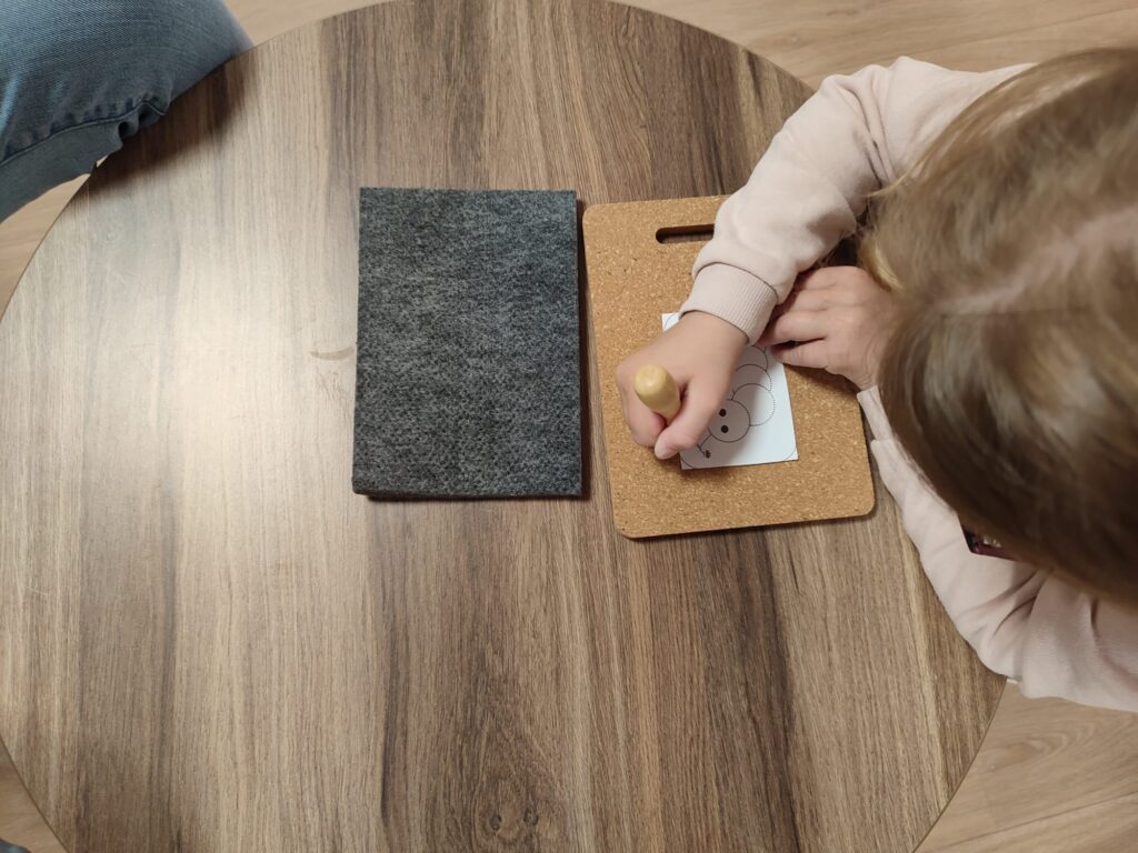 motricité fine avec l'exercice du poincage