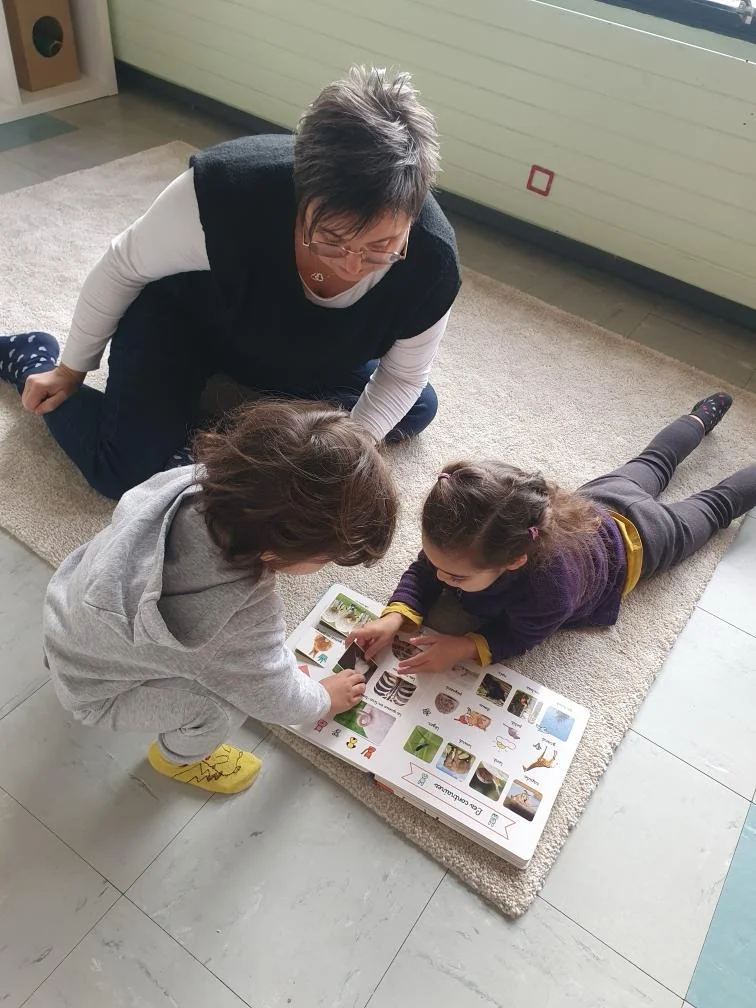 sophie faisant la lecture