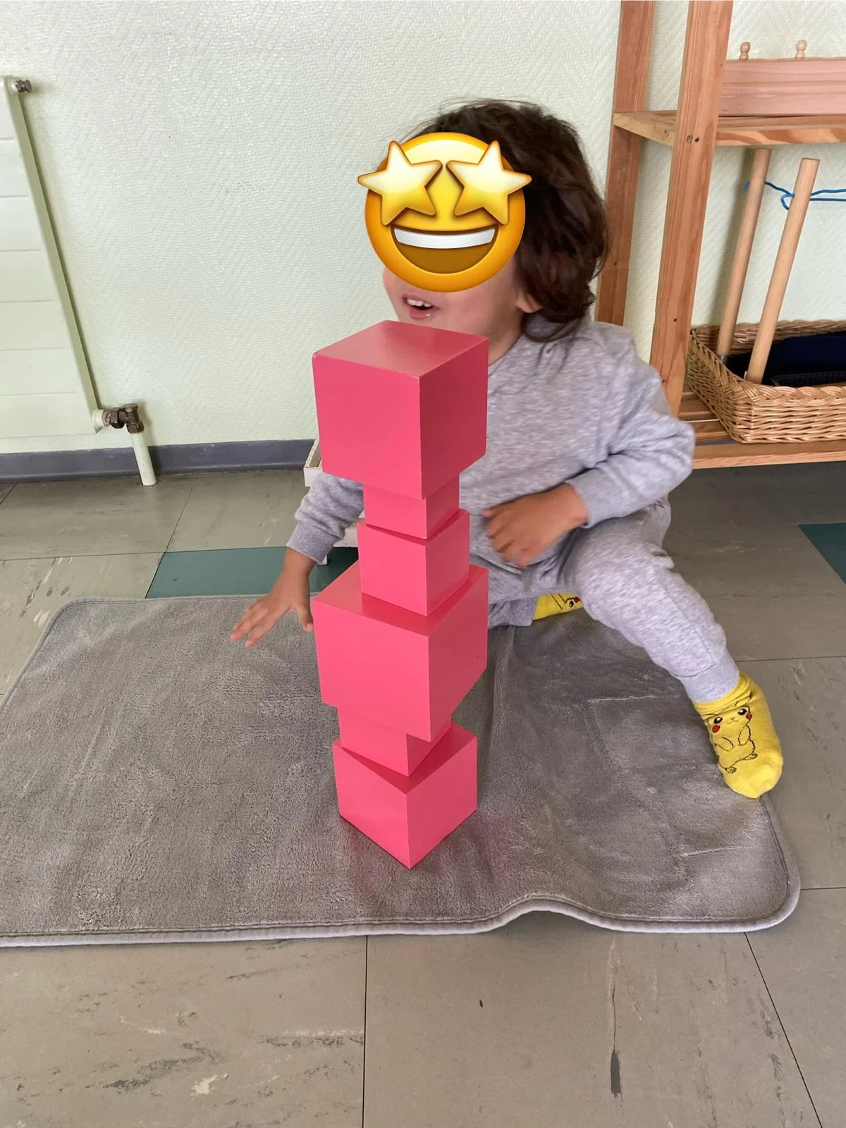 petit garçon qui joue à la tour rose